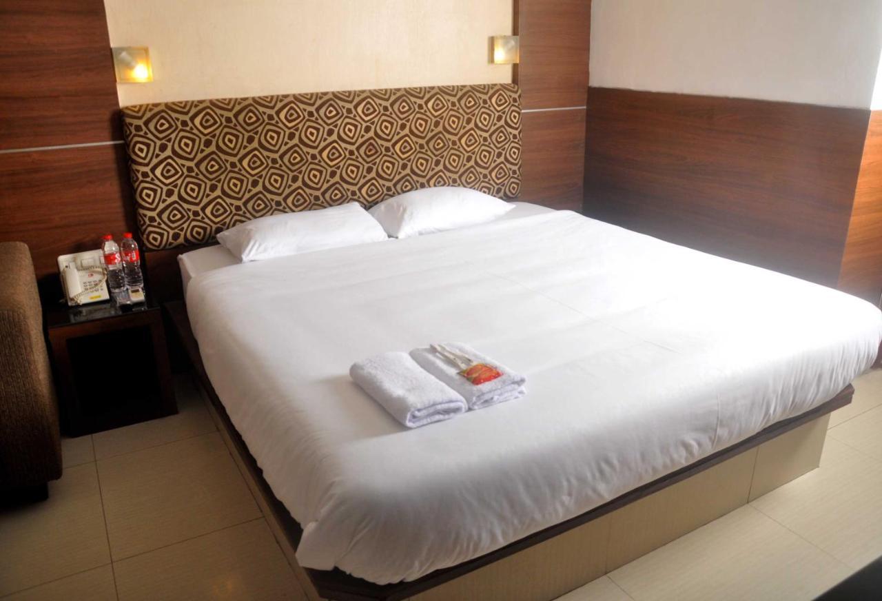 Hotel Ams Penthouse Giacarta Esterno foto